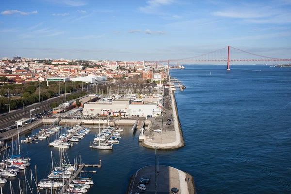 Lissabon och Belem småbåtshamn på floden Tejo i Portugal — Stockfoto