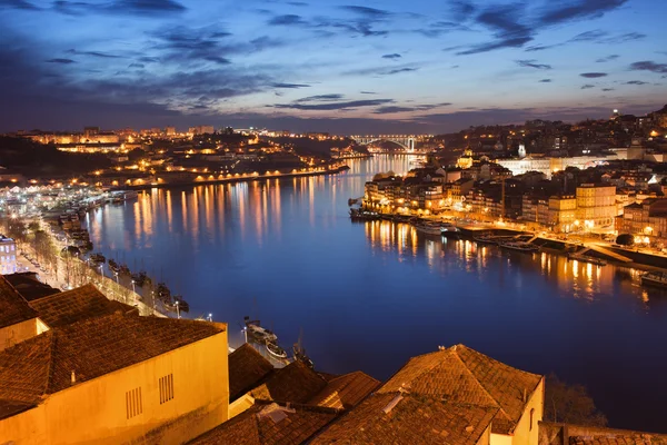 Ciudad de Oporto de noche en Portugal . — Foto de Stock