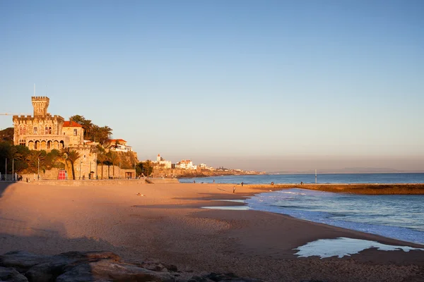 Stranden Tamariz i estoril i solnedgången — Stockfoto