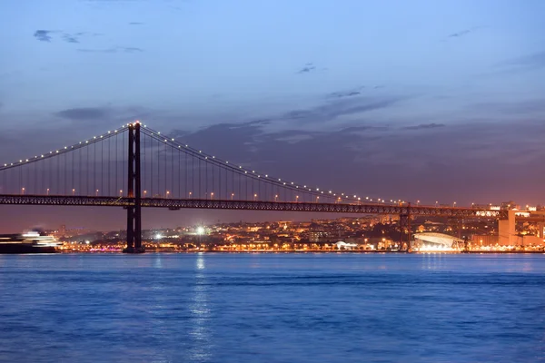 25. April Brücke in der Nacht in Lissabon — Stockfoto