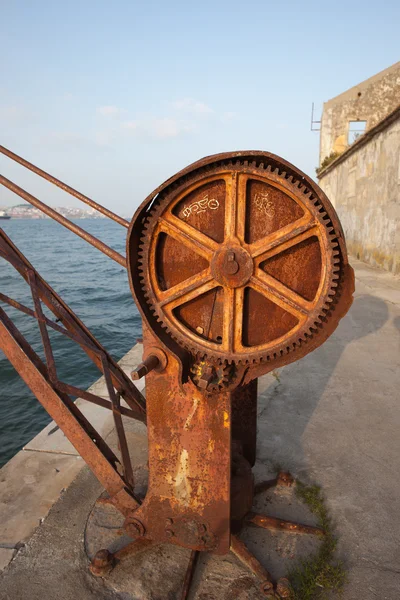 Nehir vinç Rusty dişli — Stok fotoğraf