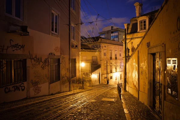 Calcada da Gloria straat 's nachts in Lissabon — Stockfoto