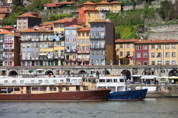 Casas y Barcos de Pasajeros en Oporto — Foto de Stock