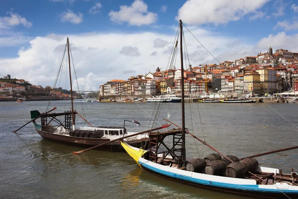 Båtar med vin fat på floden Douro i Porto — Stockfoto