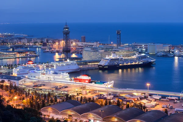 Cruise Port Terminal i Barcelona på natten — Stockfoto