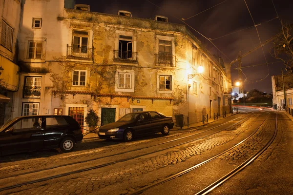 夜のポルトガルのリスボンの古い街並み — ストック写真