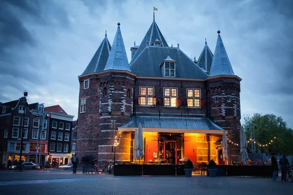 The Waag on Nieuwmarkt Square at Dusk in Amsterdam — Stock Photo, Image
