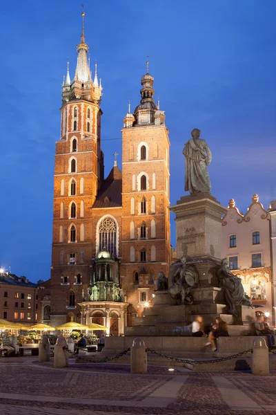 St Mary Basilica and Adam Mickiewicz Monument at Night in Krakow — Stock Photo, Image