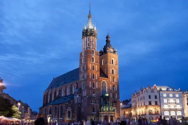 Bazilika Panny Marie v Krakově v noci — Stock fotografie