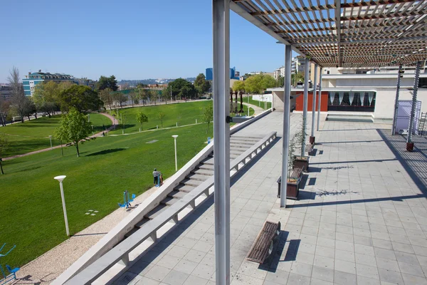 Terrasse sur la Place de la Liberté et le Parc Urbain à Almada — Photo