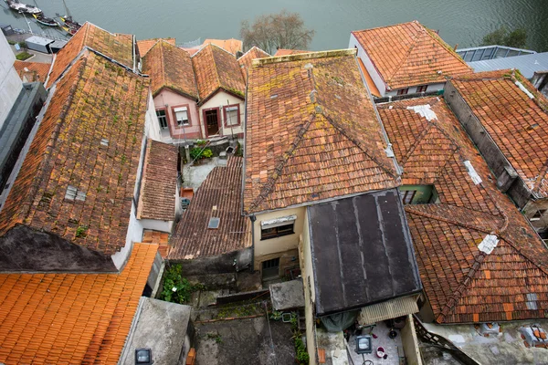 Dachy domów tradycyjnych portugalskich — Zdjęcie stockowe