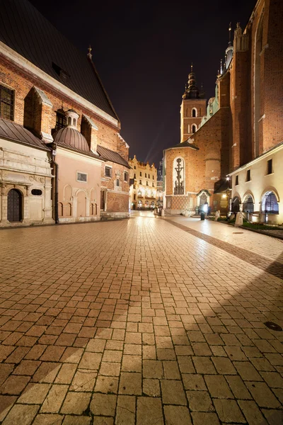Plac Mariacki w nocy w starym mieście w Krakowie — Zdjęcie stockowe