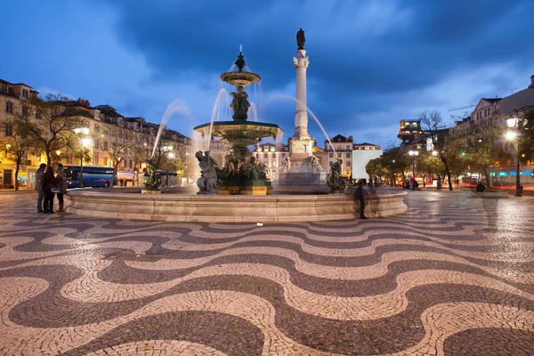 Rossio Square in de nacht in Lissabon — Stockfoto