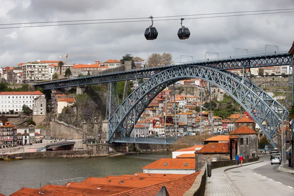 Dom Luis jag bron i Porto och linbanan i Gaia — Stockfoto