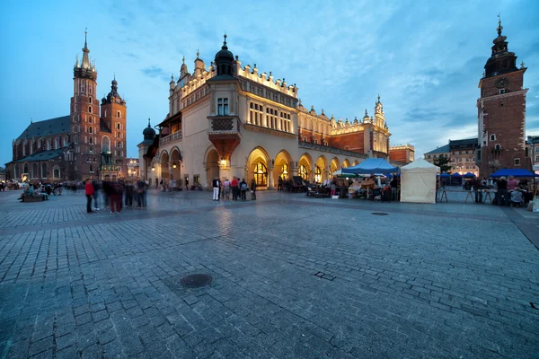 Main Square i den gamle bydel Krakow i Polen ved Dusk - Stock-foto