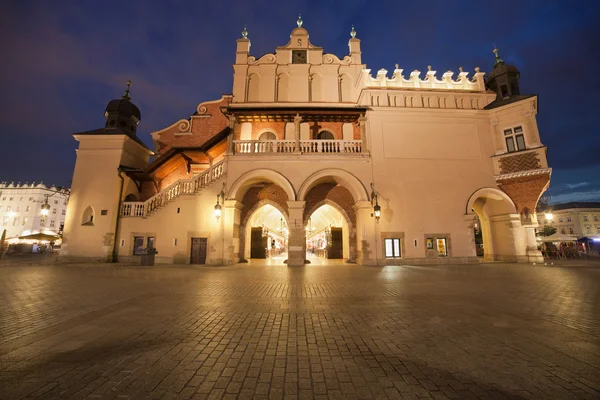 Widok boczny Sukiennice w nocy w Krakowie — Zdjęcie stockowe