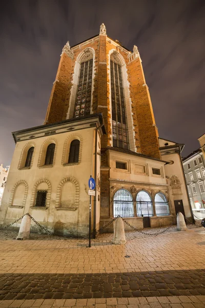 Vista traseira da Basílica de Santa Maria em Cracóvia à noite — Fotografia de Stock