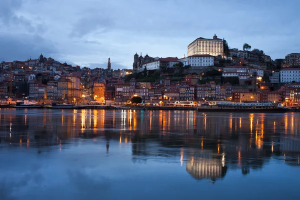Ορίζοντα της πόλης του Πόρτο, σούρουπο στην Πορτογαλία — Φωτογραφία Αρχείου