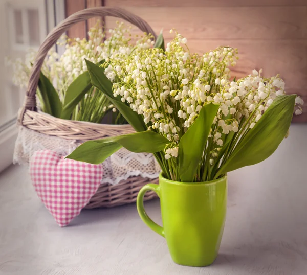 Blumensträusse Maiglöckchen im cup — Stockfoto
