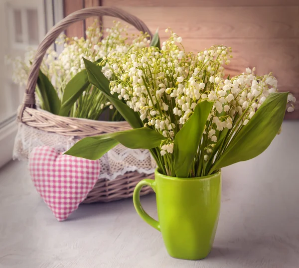 Bouquet di gigli della valle in tazza — Foto Stock