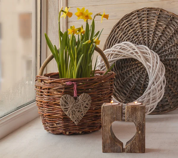 Yellow daffodils in basket — Stock Photo, Image