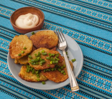 Geleneksel Ukrayna ev yapımı patates gözlemesi