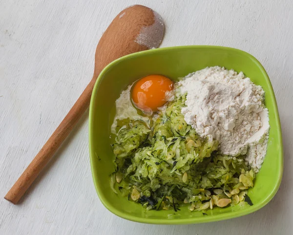 Koken van courgette fritters — Stockfoto