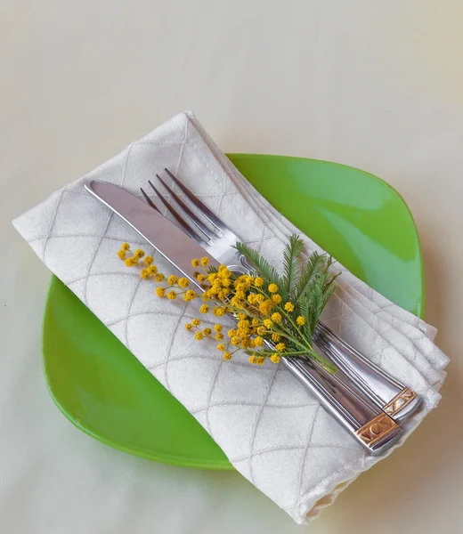 Cenário de mesa com flores de mimosa — Fotografia de Stock