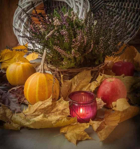 헤더와 촛불의 바구니 — 스톡 사진