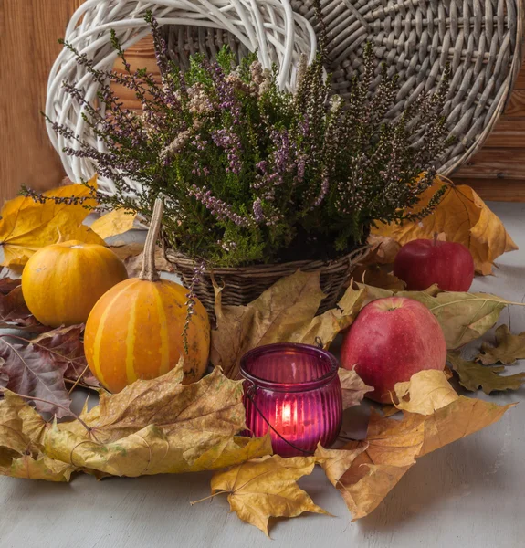 Basket of heather and candle — Stock Photo, Image