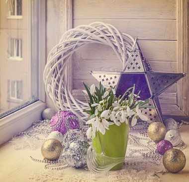 Buket kardelen ve ağacı oyuncaklar