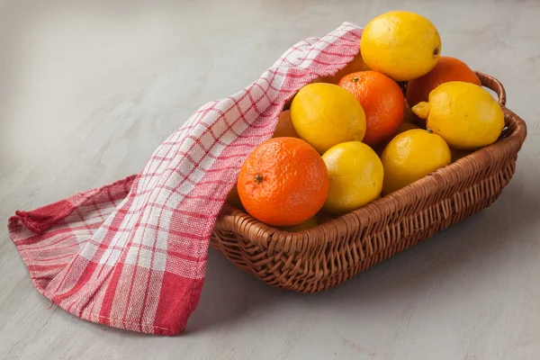 Basket with mandarins and lemons — Stock Photo, Image