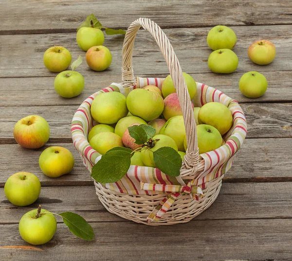 Košík s jablky na stole — Stock fotografie