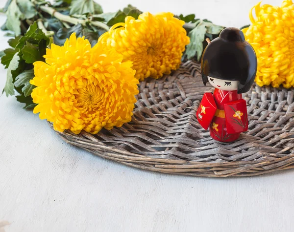 菊と伝統的な日本の人形こけし — ストック写真