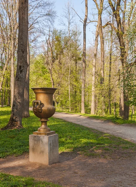Decorative amphora in park Alexandria — Stock Photo, Image