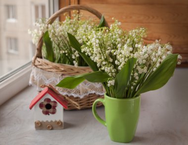 Kupası ve sepet ile vadideki zambak