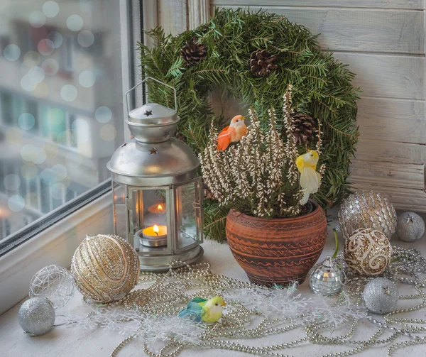 Kerst decoratie op de vensterbank — Stockfoto