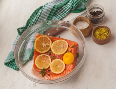 kırmızı balık ve limon 