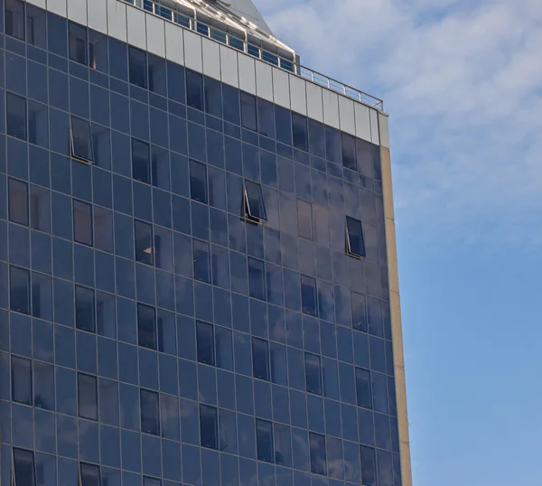 Fachada de edifício de escritório — Fotografia de Stock