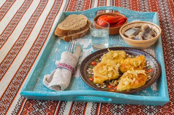 Patatas con cebolla frita y la sopa de calabaza en la bandeja —  Fotos de Stock