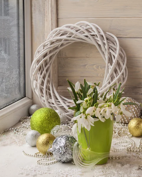 Bouquet of snowdrops and tree toy — 图库照片