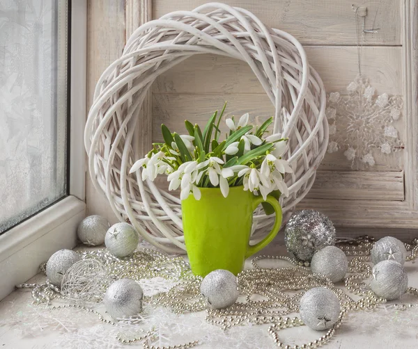 Bouquet of snowdrops and tree toy — Stock Photo, Image