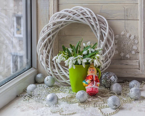 Bouquet de gouttes de neige et jouet d'arbre — Photo