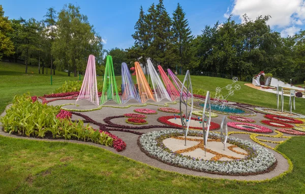 Çiçek peyzaj park Kiev'de göster:. — Stok fotoğraf