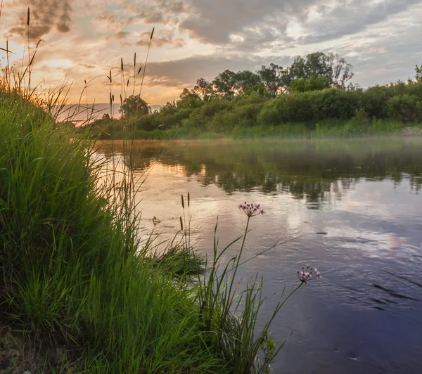 Lever de soleil brumeux sur la rivière — Photo