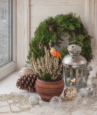 Pencere yakınındaki Noel süsleri  