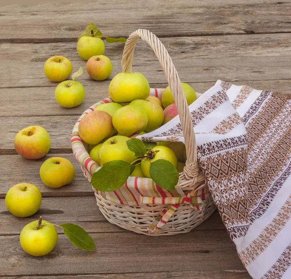 Cesto con mele sullo sfondo — Foto Stock