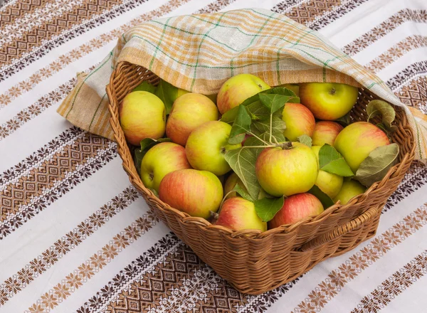 Cesta con manzanas — Foto de Stock