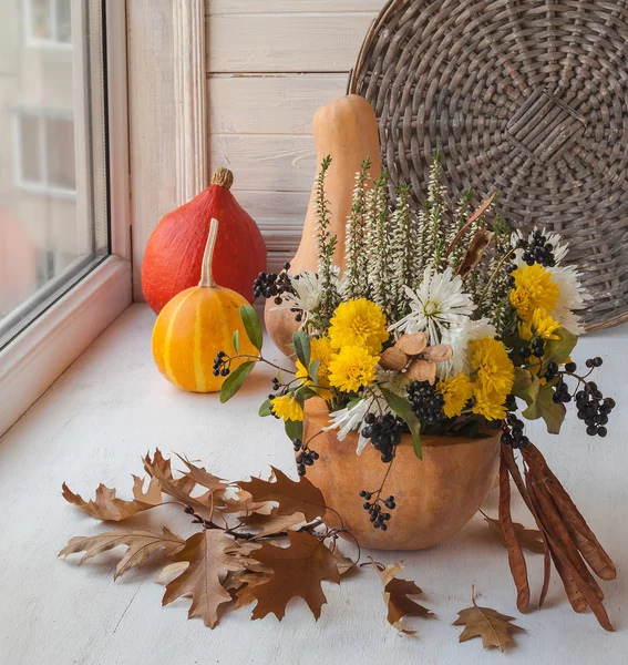 Fenstergestaltung im Herbst — Stockfoto