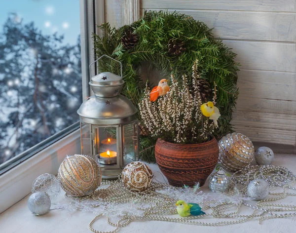 Рождественские украшения на окне — стоковое фото
